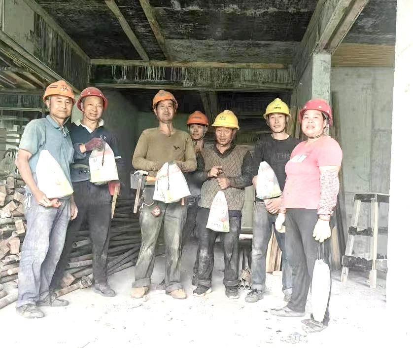 走一线 送清凉——远扬建工集团开展高温慰问活动(图3)